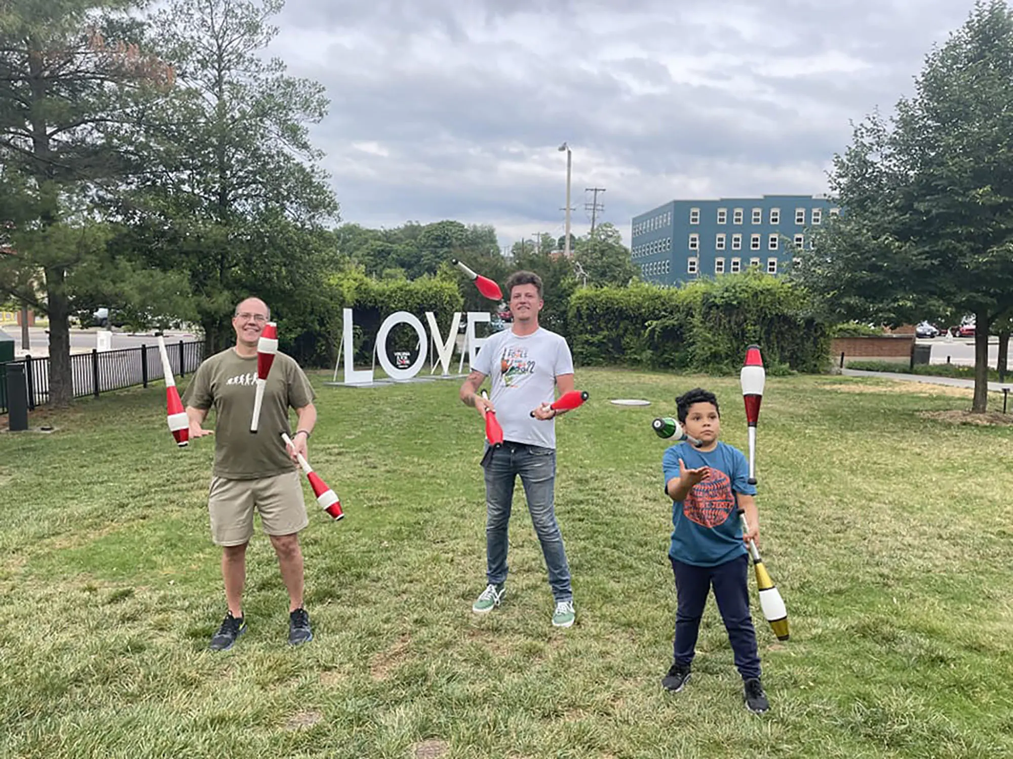 Busk Roanoke juggling